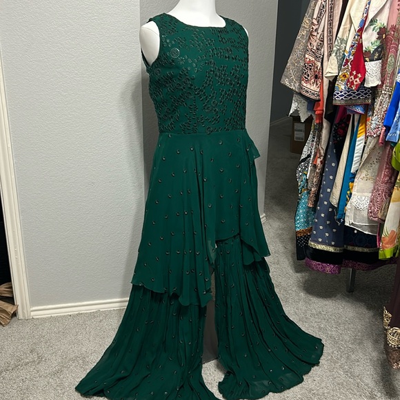 Other - Kurta kameez sleeveless top. Emerald Green 2 piece thread embroidery. Sharara S